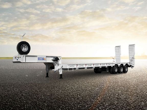 La semi-remorque porte-engins grand tonnage à 3 essieux COMET est destinée au transport de différents types de matériels lourds avec une c