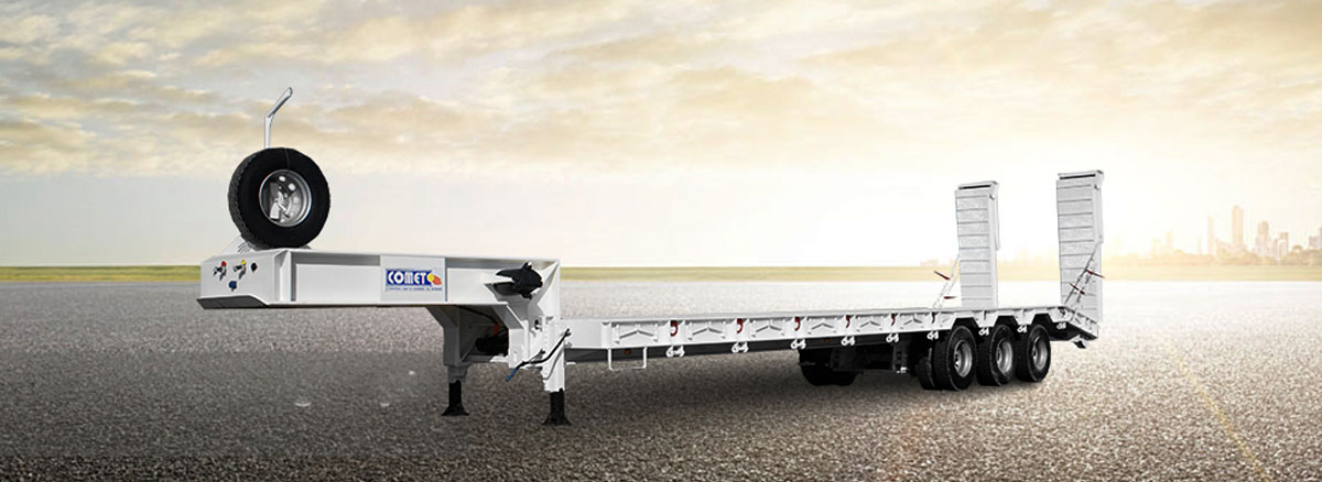 La semi-remorque porte-engins grand tonnage à 3 essieux COMET est destinée au transport de différents types de matériels lourds avec une c
