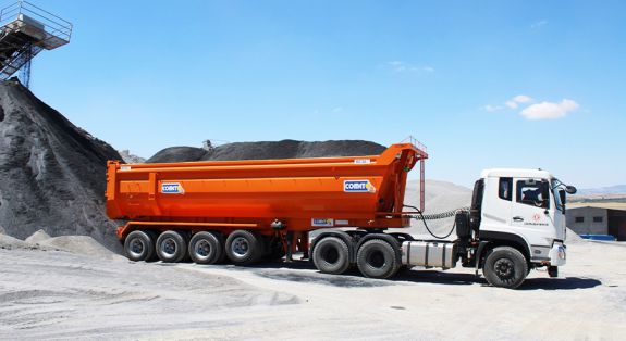 Une semi-remorque benne à 4 essieux COMET en plein chantier à Lomé. 