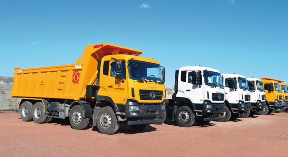 Benne 8x4 rectangulaire COMET montée sur un porteur DONGFENG en Tunisie. 