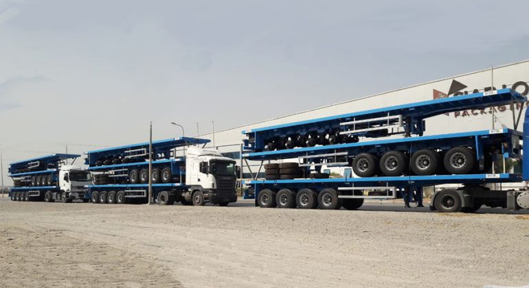 Expédition de semi-remorques plateaux simples à 4 essieux COMET au Togo. 