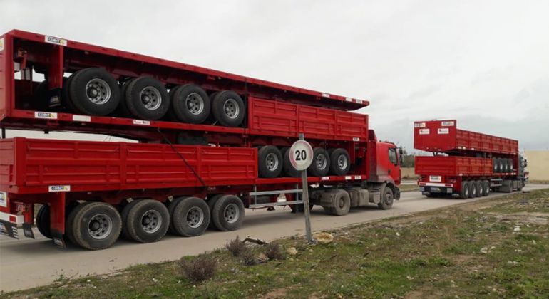 Exportation de semi-remorques plateaux ridelles à 4 essieux COMET au Burkina Faso.