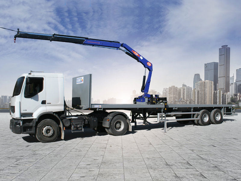 Camion plateau équipé de gru